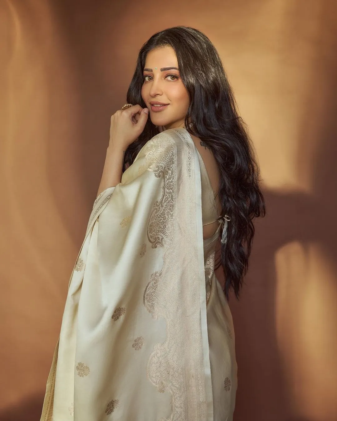 SOUTH INDIAN ACTRESS SHRUTI HAASAN IN WHITE SAREE 2